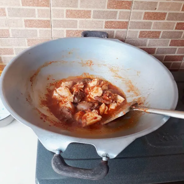 Masak hingga bumbu meresap dan mengental.