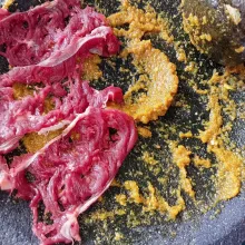 Haluskan bumbu dendeng lalu masukkan daging yang sudah digepuk tadi.