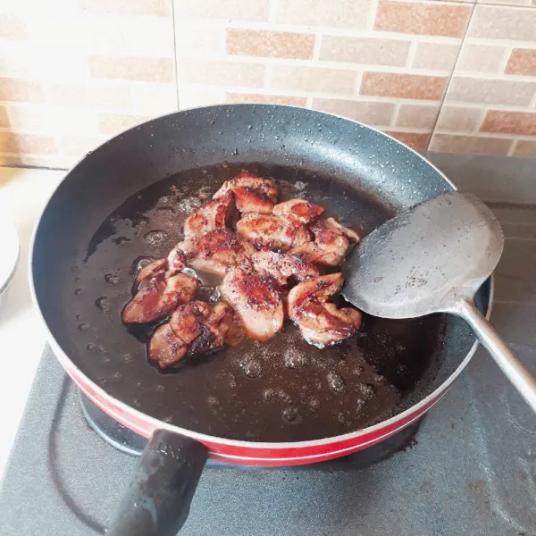 Goreng hati ayam hingga matang, tiriskan. Masukkan putih telur ke dalam plastik, rebus dalan air mendidih hingga matang, potong dadu 3 x 3 cm.