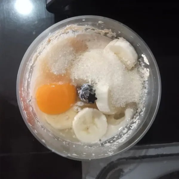 Lalu masukkan sisa susu, pisang, telur, gula, garam, baking powder, dan vanilli, blender lagi hingga halus dan semua tercampur merata.