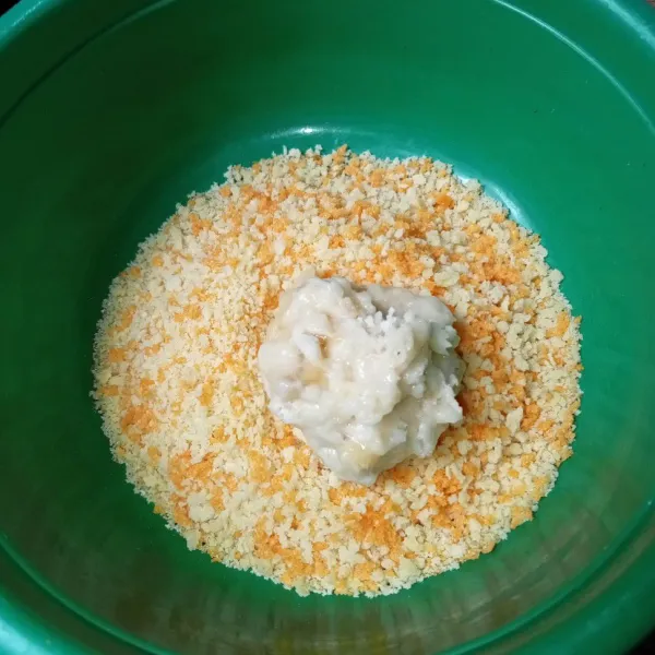 Ambil adonan dengan sendok makan dan gulingkan pada tepung panir sambil dirapikan dan bentuk bulat.