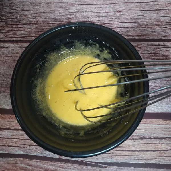 Membuat Coffee Custard :
Campur kuning telur, garam, ½ bagian gula dan maizena, aduk rata lalu sisihkan.