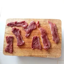 Siapkan daging sapi, iris tipis daging.