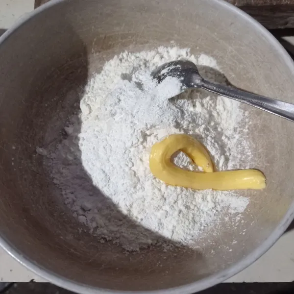 Masukan tepung terigu, tepung beras, garam, gula, vanili bubuk, margarin dan baking powder ke dalam mangkok.