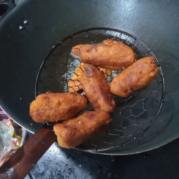 Goreng dalam minyak panas hingga matang. Angkat dan tiriskan.