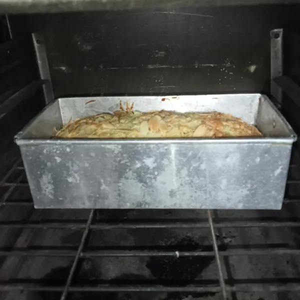 Panggang dalam oven sampai matang, lama memanggang disesuaikan dengan kondisi oven masing-masing.