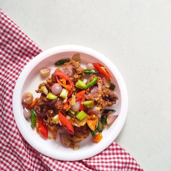 Sajikan ampela di piring kemudian siram dengan tumis bawang.