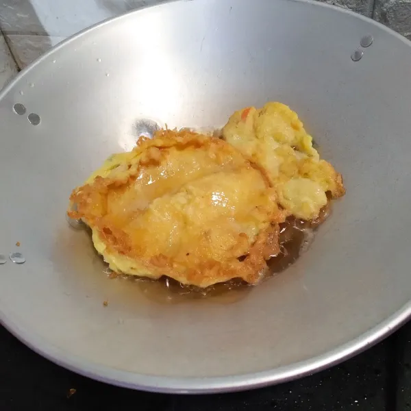 Panaskan minyak goreng dalam wajan, lalu masukkan adonan telur nya, goreng hingga telur matang.