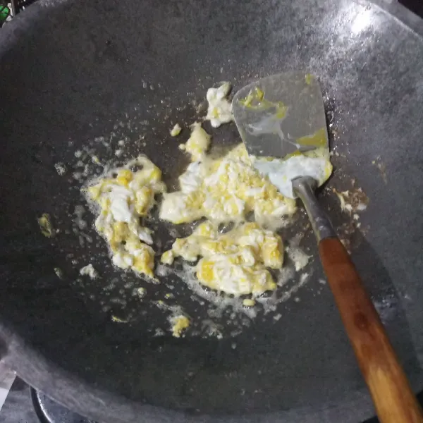 Panaskan minyak lalu masukkan telur, buat orak-arik.
