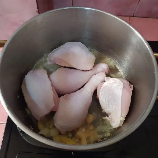 Setelah harum, masukkan ayam dan tumis sampai berubah warna.