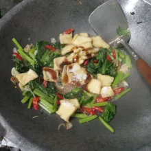 Tambahkan air, tahu, garam, kaldu bubuk, dan saus tiram.