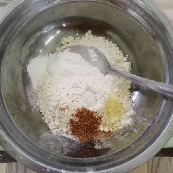 Dalam wadah masukkan terigu, tepung beras, garam, kaldu bubuk , lada bubuk, ketumbar bubuk dan bawang putih bubuk.