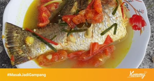 Bahan-bahan Pindang Serani termasuk ikan kakap putih dan bumbu rempah