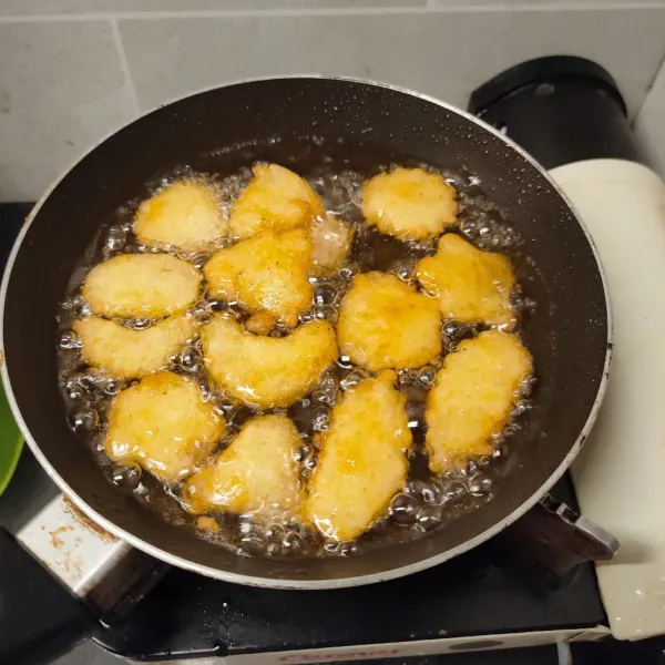 Panaskan minyak, goreng hingga garing.