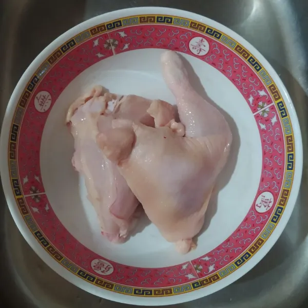 Cuci bersih ayam, lumuri dengan air jeruk nipis dan diamkan 10 menit. Setelah itu bilas.