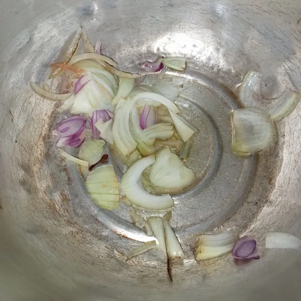 Tumis bawang bombay, bawang putih, bawang merah, dan cengkeh hingga harum dengan minyak secukupnya.