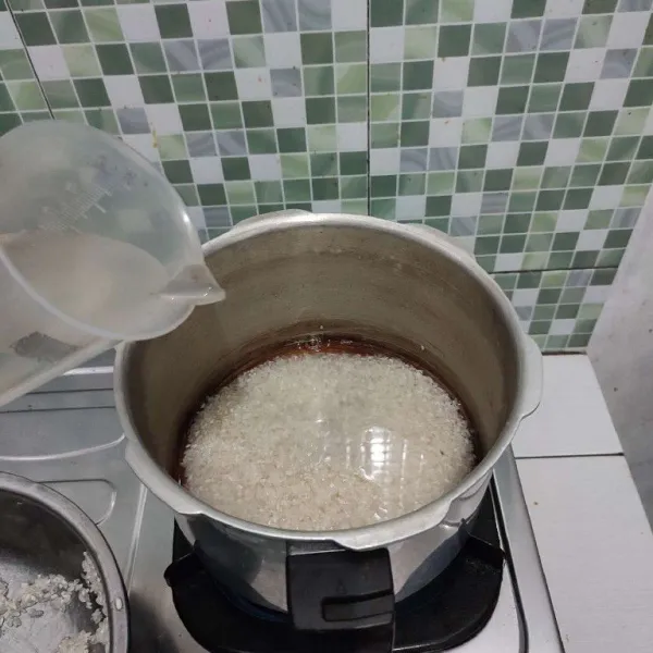 Salin beras ke dalam wajan, laku tuang airnya.