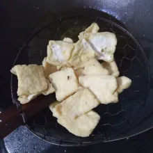 Goreng tahu hingga berkulit, lalu angkat dan tiriskan.