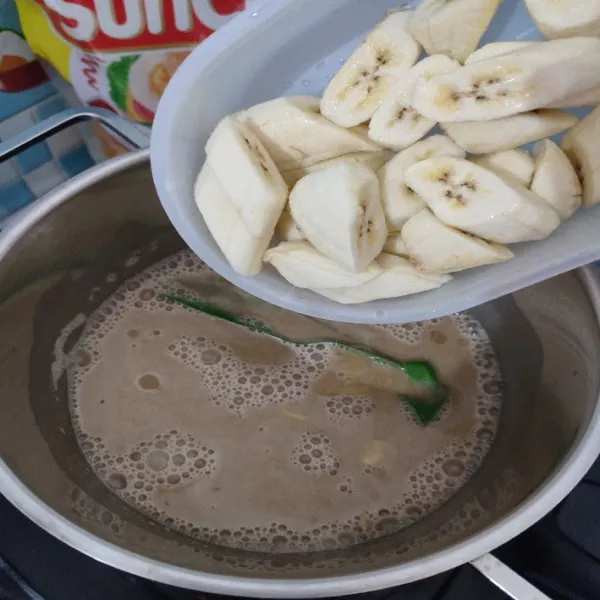 Lalu masukkan pisang, masak hingga pisang matang sambil diaduk sesekali, agar santan tidak pecah. Setelah matang, matikan api dan sajikan kolak pisang.