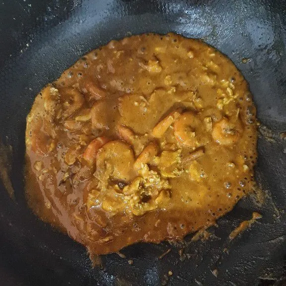 Masukka bumbu halus. Tambahkan air dan masak hingga matang.