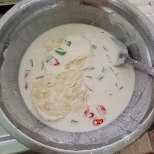 Celupkan tempe ke dalam adonan tepung.