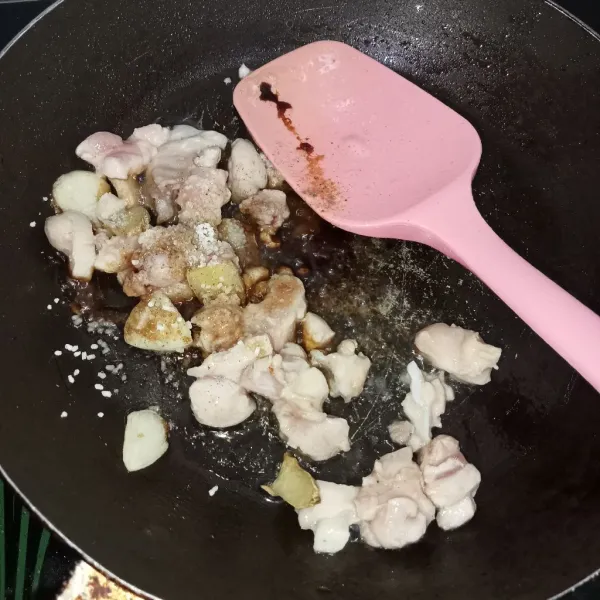 Panaskan minyak lalu tumis bawang putih dan jahe hingga harum kemudian masukkan ayam cincang, kecap ikan kecap asin, garam dan kaldu jamur. Aduk rata sampai ayam matang lalu matikan kompor.