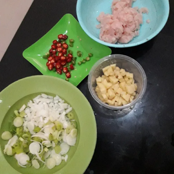 Siapkan bahannya. Iris tipis daun bawang, bawang bombay dan cabe. Cincang kasar daging ayam. Potong dadu kecil kentang.