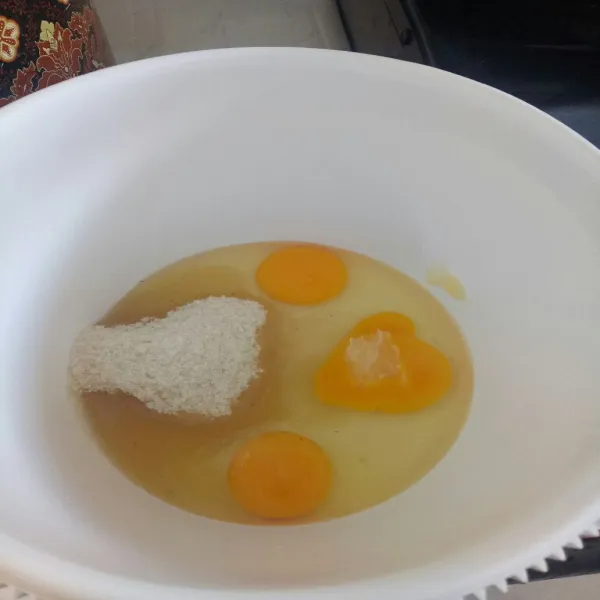 Masukkan dalam wadah telur, gula pasir dan sp.