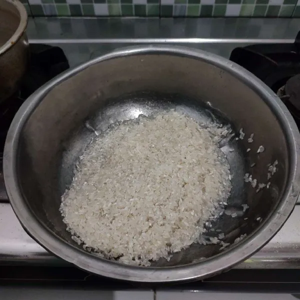 Cuci bersih beras, kemudian tiruskan airnya.