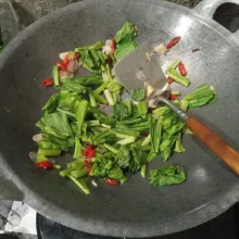 Masukkan sawi hijau dan aduk-aduk hingga layu.