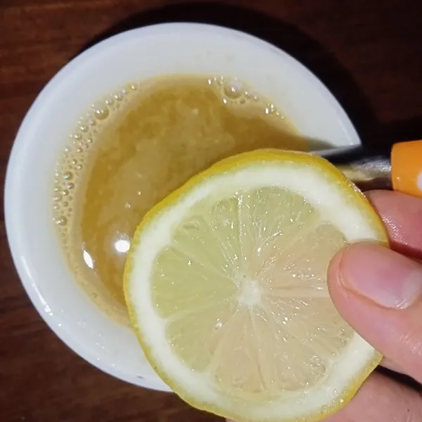 Masukkan irisan lemon.