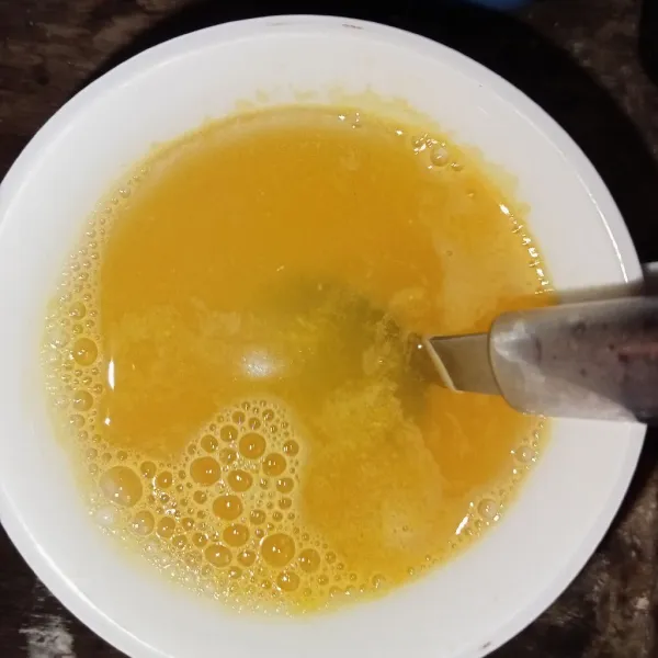 Tuang air hangat panas ke dalam gelas berisi perasan jeruk.