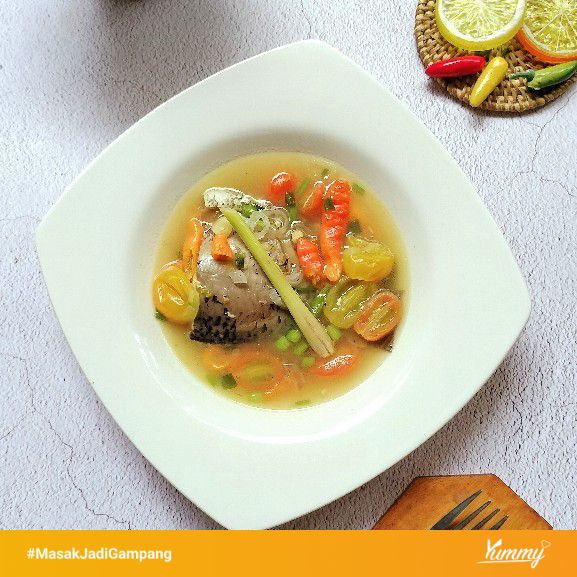 Sup Ikan Kakap dalam mangkuk yang menarik