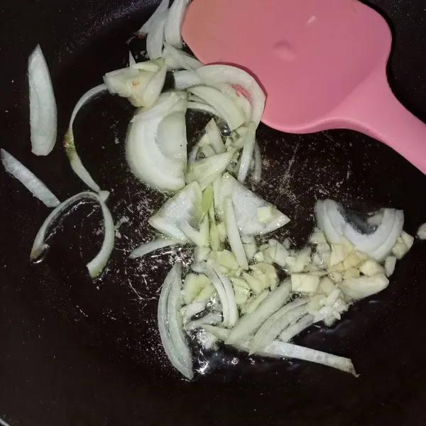 Tumis bawang bombay dan bawang putih dengan minyak secukupnya hingga harum.