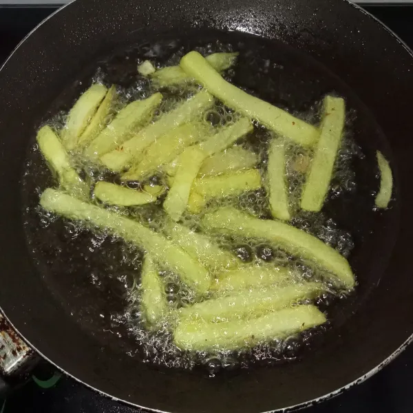 Goreng kentang hingga kering kemudian tiriskan, sajikan bersama ikan, lemon dan mayonaise.