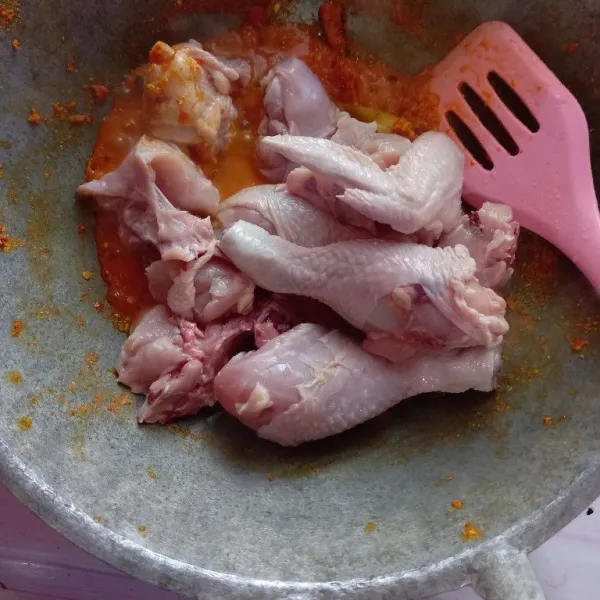 Masukan ayam, masak sampai berubah warna.