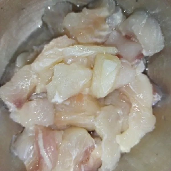 Siapkan daging ikan dori fillet, lalu potong-potong sesuai selera.