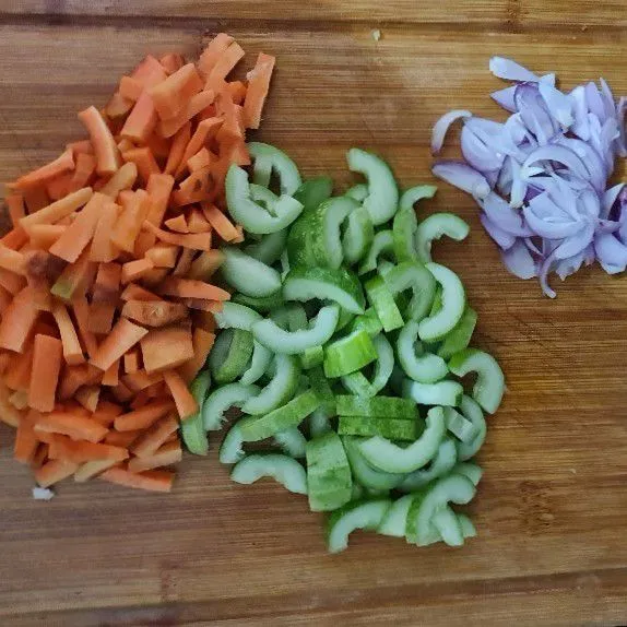 Potong - potong wortel, timun dan bawang.