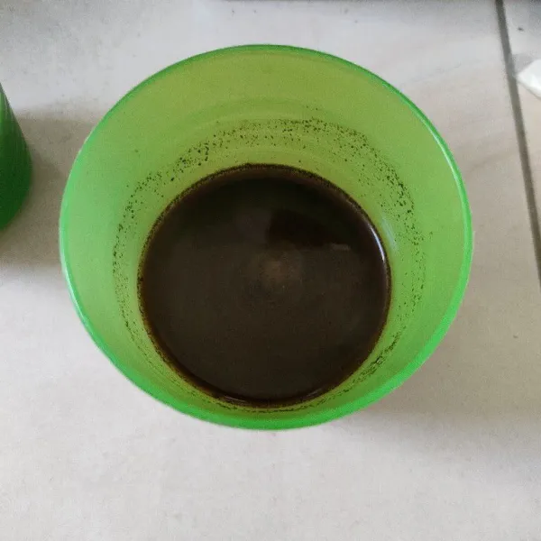 Siapkan kopi yang sudah di seduh.