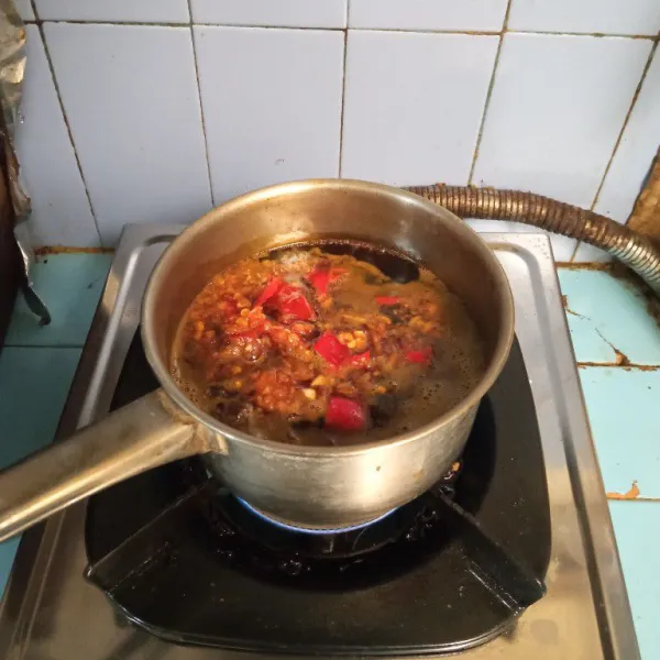 Rebus gula merah, gula pasir dan asam, masak hingga mendidih, lalu masukkan bumbu halus.