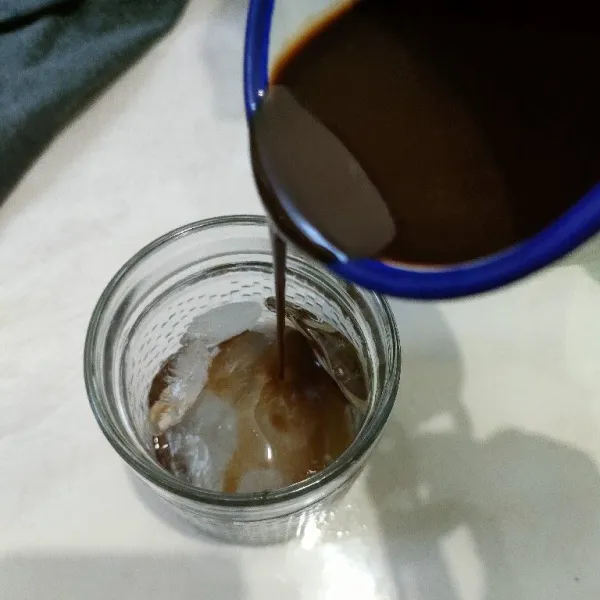 Tuang karamel dalam gelas saji.