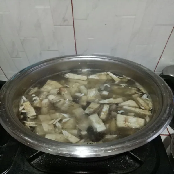 Rebus nangka tambah asam kandis masak setengah matang tiriskan.