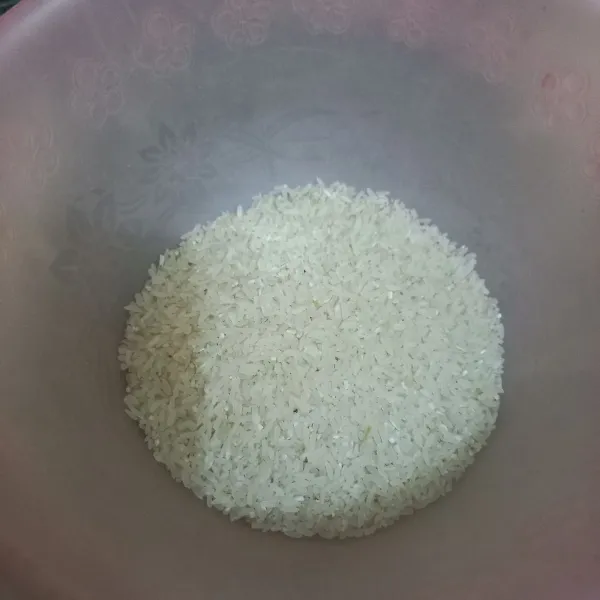 Siapkan beras putih.