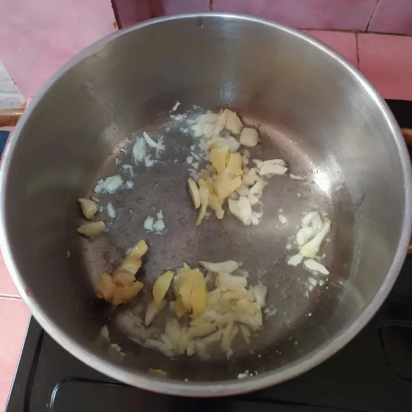 Tuang minyak goreng secukupnya di panci, lalu tumis bawang merah dan bawang putih.