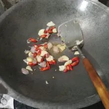 Tumis bawang putih, bawang merah, dan cabai hingga harum.