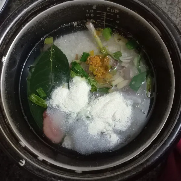Beri garam, kunyit bubuk dan fiber creme, aduk rata, nyalakan rice cooker.