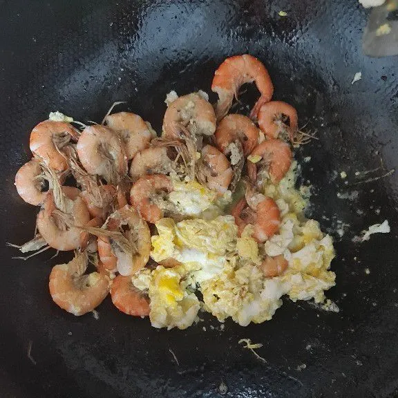 Panaskan minyak. Tumis udang hingga berubah warna. Lalu orak - arik telur.