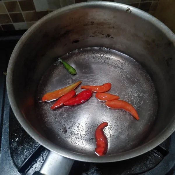 Rebus cabe rawit hingga layu.