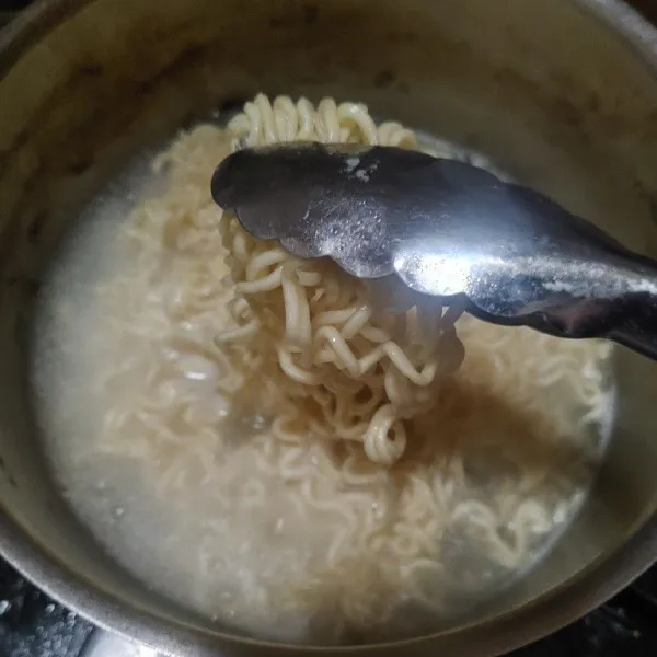 Masak mie selama 2 sampai 3 menit,lalu angkat.