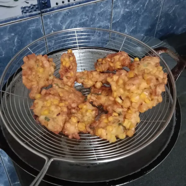 Setelah matang, angkat. Tiriskan. Siap dihidangkan.